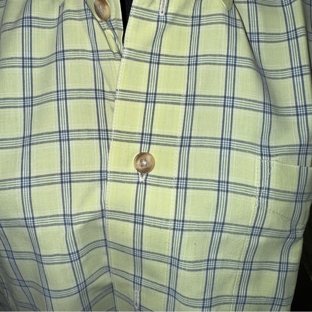 IZOD Men's Short Sleeve Button Up Shirt. Large - Picture 2 of 7